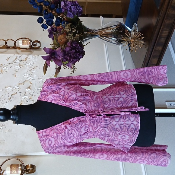 Wild Fable Pink Semi Sheer Geometric Print Long Sleeves Blouse. XS - Picture 16 of 17
